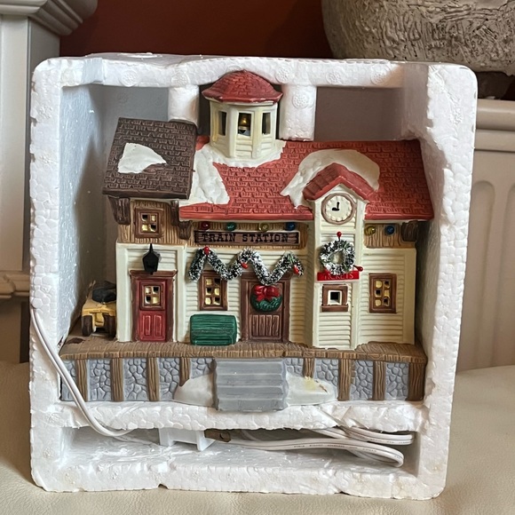 Vintage NOMA Dickensville Collectibles Lighted Christmas Village - Picture 4 of 6